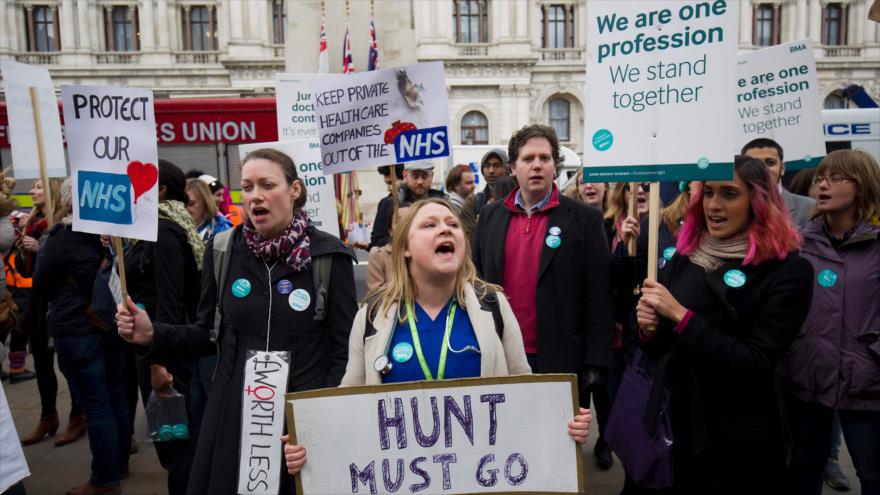 Médicos británicos piden la renuncia del ministro de Salud, Jeremy Hunt, y rechazan los ajustes del Gobierno del Reino Unido, en el centro de Londres (capital). 6 de abril de 2016