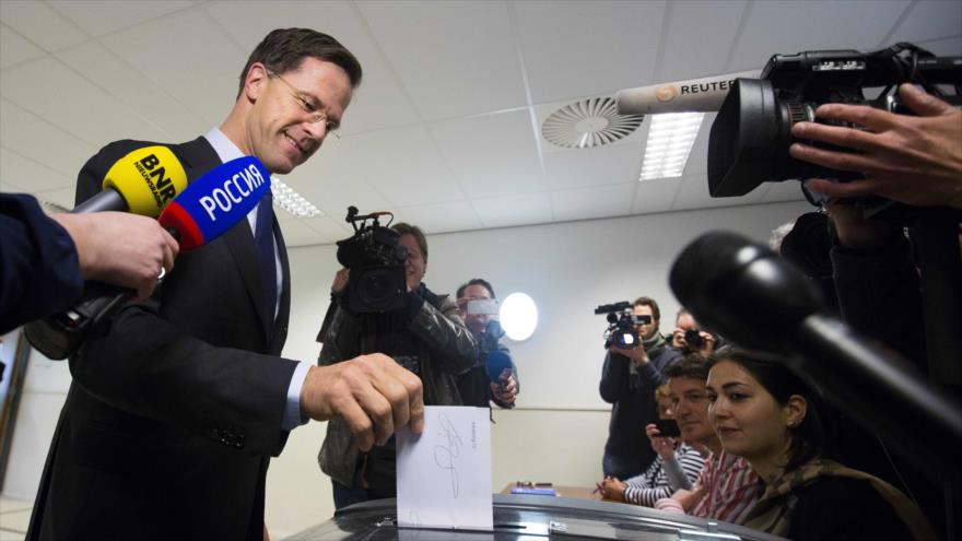 Primer ministro de Holanda, Mark Rutte, emite su voto durante el referéndum sobre la ratificación del acuerdo de asociación de Ucrania con la Unión Europea (UE), en la ciudad de La Haya (Países Bajos). 6 de abril de 2016