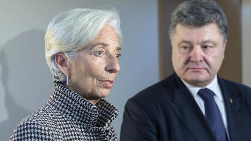 La jefa del Fondo Monetario Internacional (FMI), Christine Lagarde, junto al presidente de Ucrania, Petro Poroshenko.