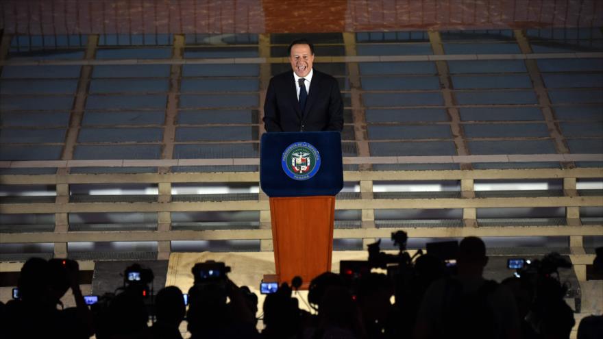 El presidente panameño, Juan Carlos Varela, ofrece un discurso tras reunirse con embajadores extranjeros, 7 de abril de 2016. 