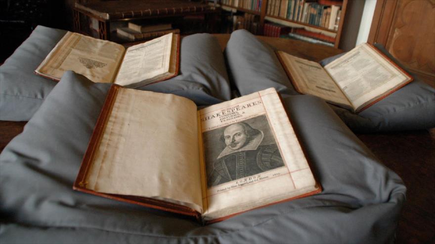 Un ejemplar de la obra "First Folio" de William Shakespeare, en tres volúmenes, encontrado en Escocia. 