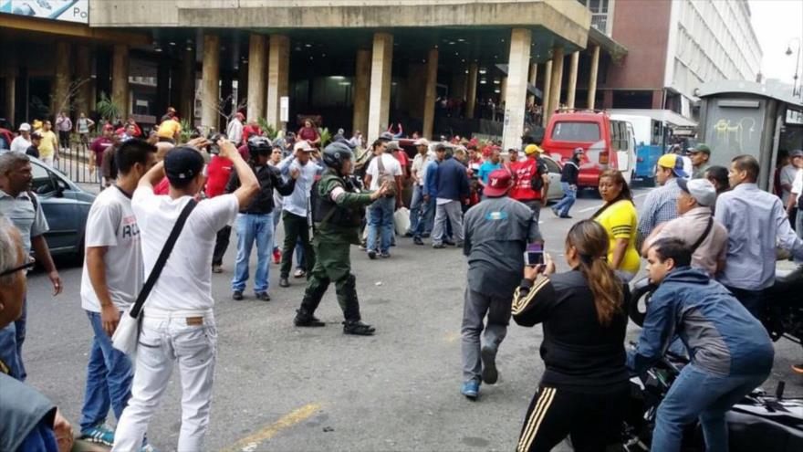 Partidarios del chavismo y la oposición se enfrentan en la ciudad capitalina de Caracas, 7 de abril de 2016.