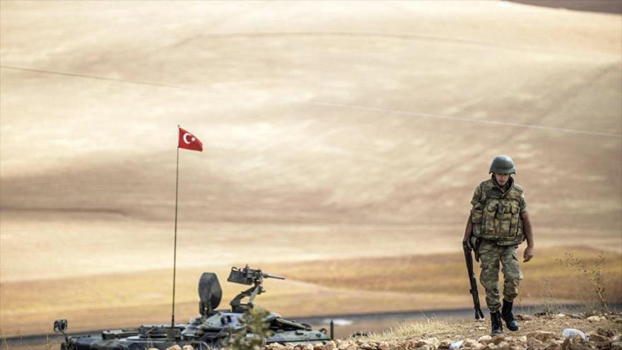 Fuerzas turcas patrullan la frontera con Siria.