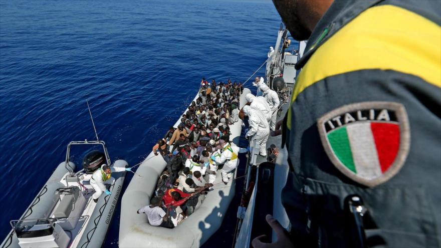 La guardia costera italiana en una operación para auxiliar a refugiados en el Mediterráneo.