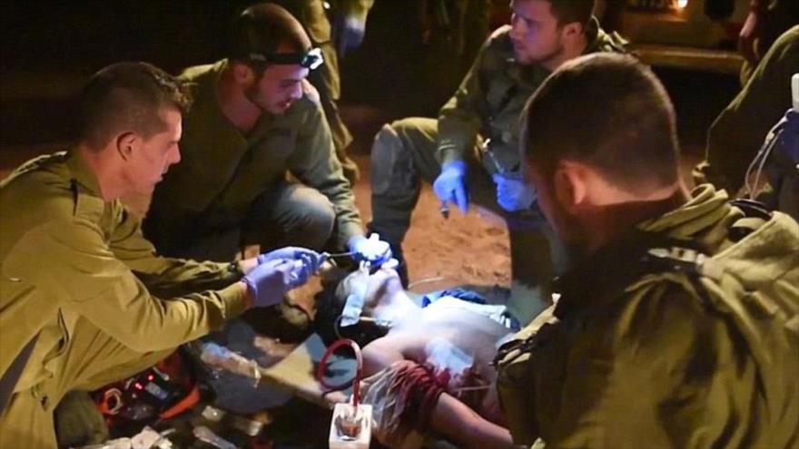 Médicos y fuerzas israelíes prestan atención médica a un terrorista sirio.