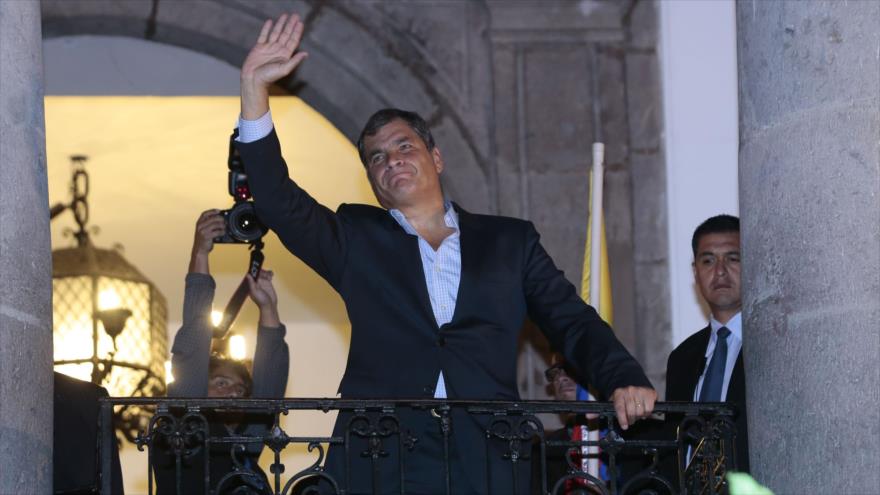 El presidente ecuatoriano, Rafael Correa, agradece al pueblo congregado frente el Palacio de Carondelet (sede presidencial), para apoyar su gestión, 7 de abril de 2016.