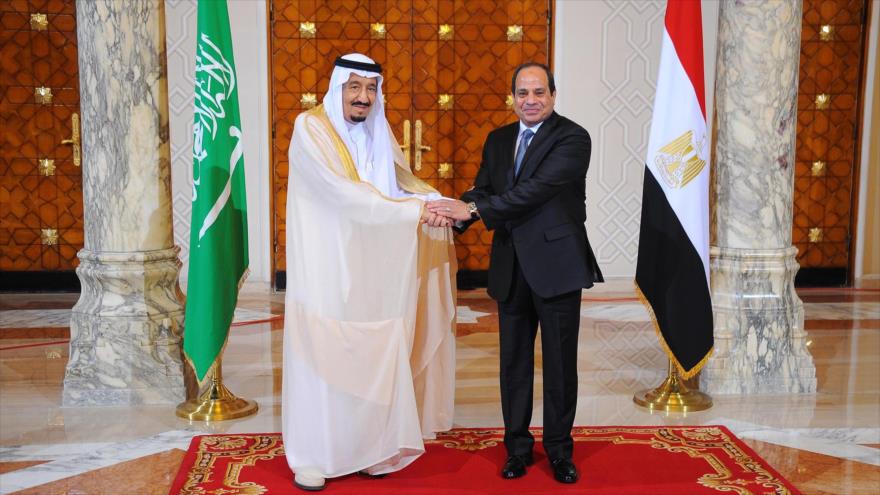 El rey de Arabia Saudí, Salmán bin Abdulaziz (izda.) saludando al presidente egipcio, Abdel Fatah al-Sisi. El Cairo, capital de Egipto. 7 de abril de 2016