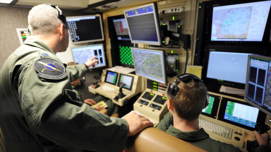 Un instructor entrena a un piloto de un avión no tripulado MQ-9 Reaper.