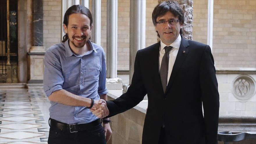 El líder de Podemos, Pablo Iglesias (izda.), se reúne con el presidente de la Generalitat de Cataluña, Carles Puigdemont, en el Palau de la Generalitat (Palacio de la Generalidad) en Barcelona, 8 de abril de 2016.