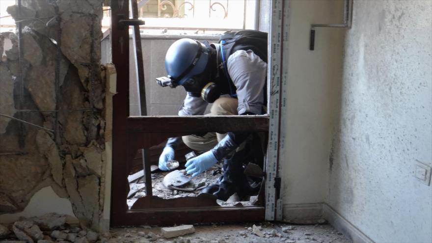 Un inspector de las Naciones Unidas investiga en restos de gas sarín en Guta, después del ataque químico del agosto de 2013.