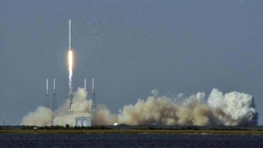 Cohete Falcon 9 de Space X fue lanzado a la órbita desde la plataforma de lanzamiento en Cabo Cañaveral (Florida), en sureste de Estados Unidos, 8 de abril de 2016.