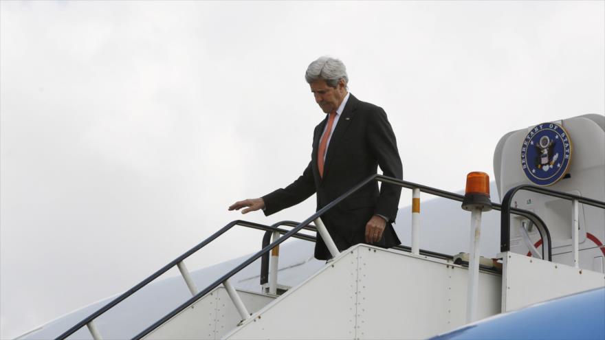 El secretario de Estado de EE.UU., John Kerry, llega al aeropuerto internacional de Kabul, capital de Afganistán, 9 de abril de 2016.