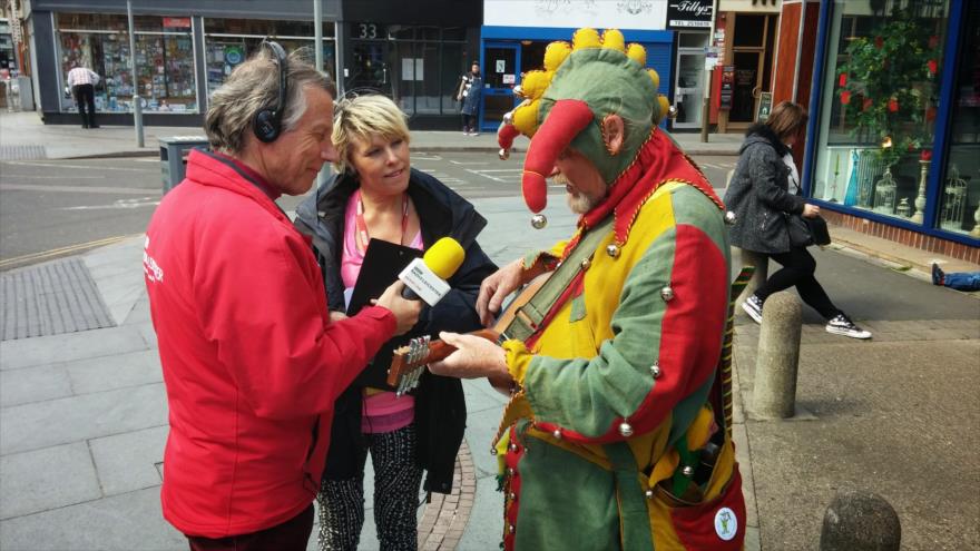Los presentadores Tony y Julie Wadsworth (izda.) durante la grabación de un programa en Londres, capital británica, abril de 2015.