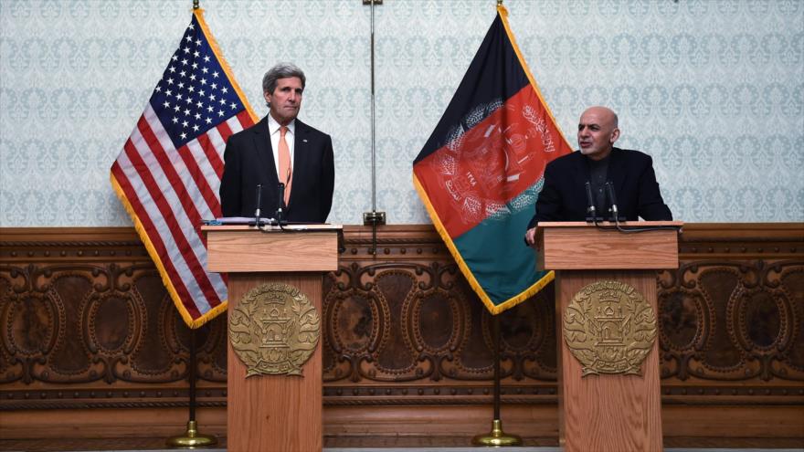  John Kerry (izda.), secretario de Estado de EE.UU., y el presidente de Aganistán, Asharaf Qani, en una rueda de prensa conjunta en Kabul, capital afgana, 9 de abril de 2016.
