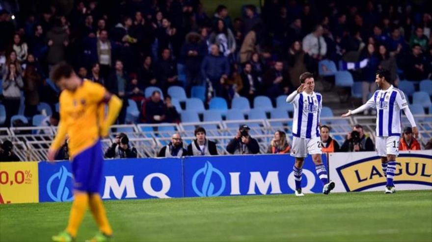 Jugadores de Real sociedad (derecha) festejan su victoria (1-0) ante el Barcelona en La Liga española, 9 de abril de 2016.