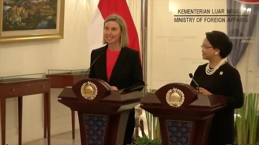 Federica Mogherini, jefa de la Diplomacia de la Unión Europea (izquierda), en una rueda de prensa conjunta con la canciller de Indonesia, Retno Marsudi, 8 de abril de 2016.