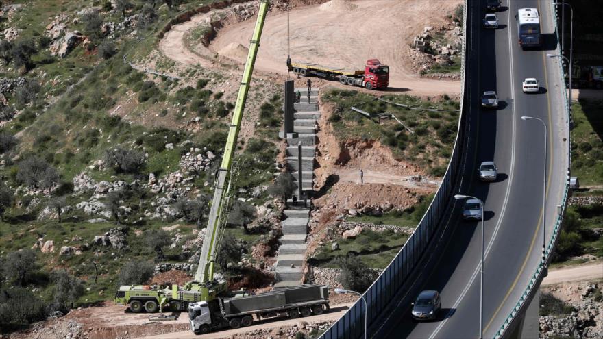 Obras de construcción de un muro de separación en el valle de Cremisán, cerca de la ciudad cisjordana de Beit Lahm (Belén).