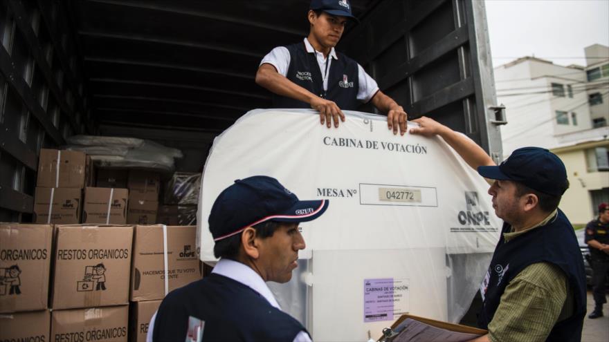 Empleados de la Oficina Nacional de Procesos Electorales (ONPE) en Perú descargan material electoral en un colegio en Lima (capital), 9 de abril de 2016.