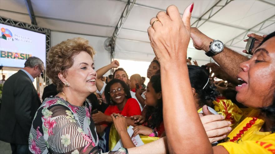 La presidenta de Brasil, Dilma Rousseff (izda.), y sus partidarios durante una ceremonia en Río de Janeiro (sureste), 8 de abril de 2016.