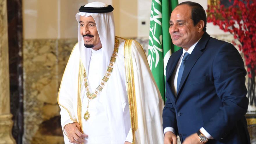 El rey de Arabia Saudí, Salmán bin Abdulaziz (izda.) se reúne con el presidente egipcio, Abdel Fatah al-Sisi en El Cairo, capital de Egipto, 8 de abril de 2016.