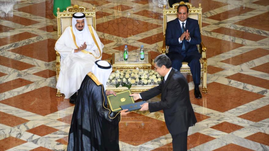 El rey de Arabia Saudí, Salmán bin Abdulaziz (izda.), y el presidente egipcio, Abdel Fatah al-Sisi, durante la ceremonia de la firma de los tratados bilaterales por los ministros de ambos países en El Cairo, 8 de abril de 2016.