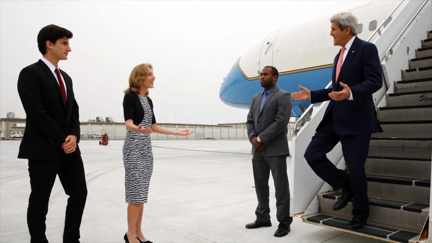 La embajadora de EE.UU. en Japón, Caroline Kennedy, y su hijo (izda.), reciben al secretario de Estado estadounidense, John Kerry (dcha.), 10 de abril de 2016. 