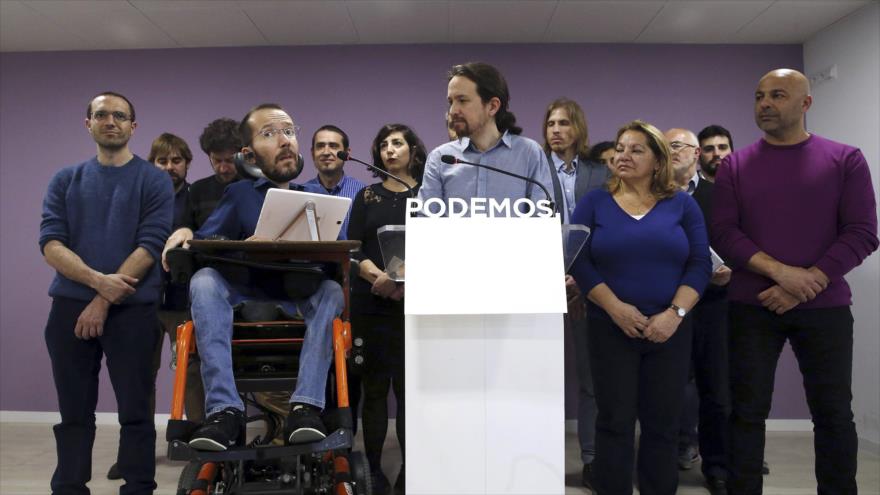 El secretario general del partido español Podemos, Pablo Iglesias (centro), junto a varios dirgentes de la formación.