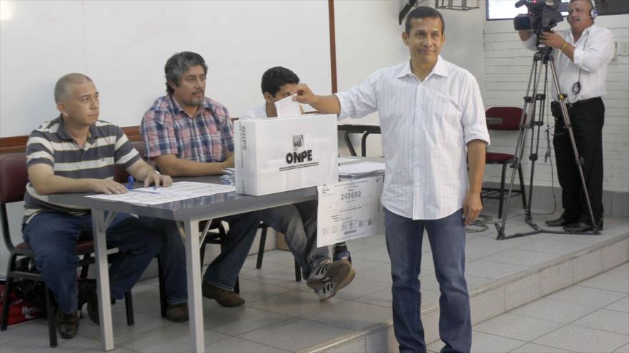 El presidente de Perú, Ollanta Humala, emite su voto en las elecciones generales 2016.