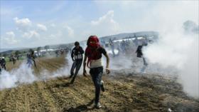 Policía de Macedonia lanza gases lacrimógenos contra refugiados en Idomeni