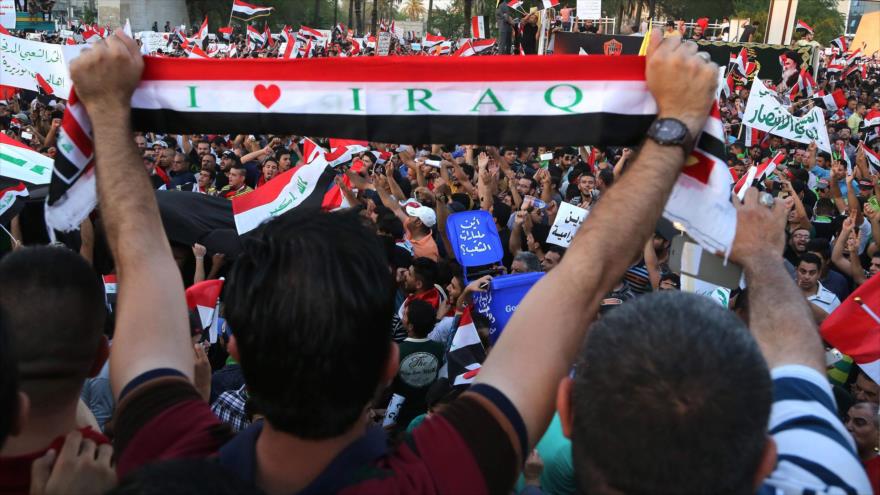 Manifestantes iraquíes se congregan en la plaza Tahrir de la capitalina ciudad de Bagdad, en apoyo al primer ministro, Haidar al-Abadi.