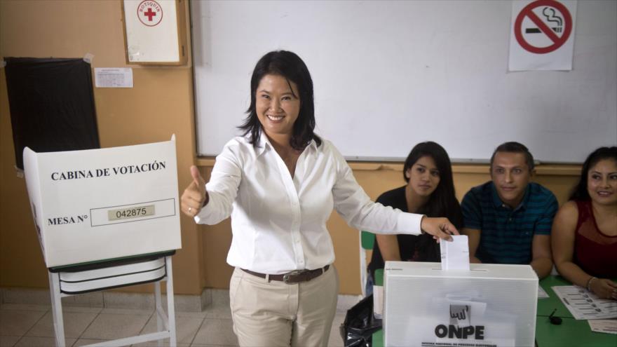 La candidata de Fuerza Popular, Keiko Fujimori, en el momento de emitir su voto, 10 abril de 2016.