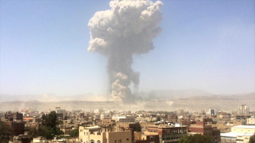 Humo generado por un bombardeo saudí en Yemen.