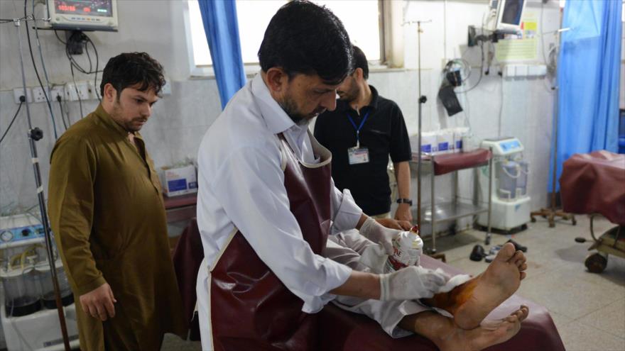 Médico paquistaní trata a un hombre herido en un hospital después de un terremoto que ha sacudido varios países de Asia del Este, 10 de abril de 2016.