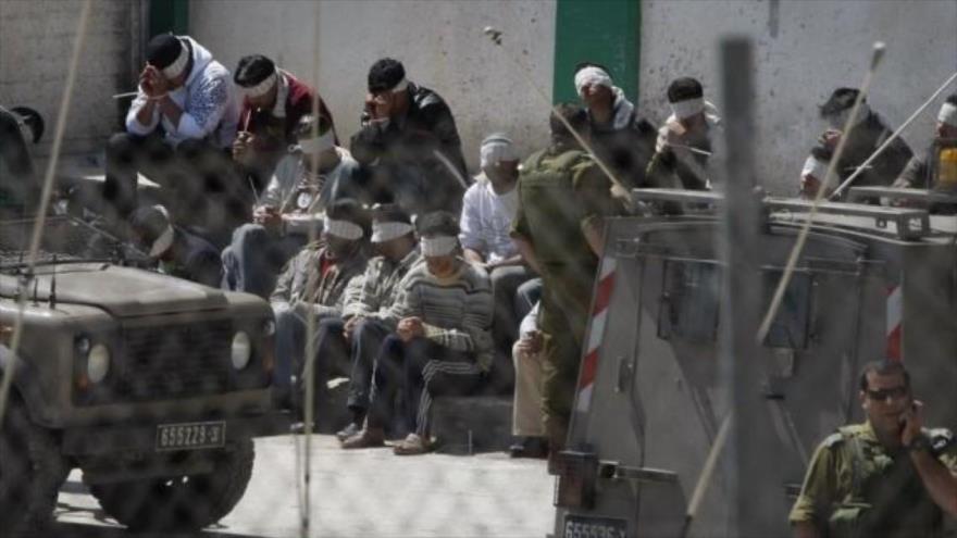 Presos palestinos en un centro de detención israelí.