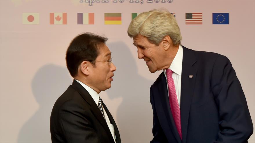 El canciller japonés, Fumio Kishida (izda.), saluda al secretario de Estado estadounidense, John Kerry, en la reunión de los ministros de Asuntos Exteriores del G7 en Hiroshima, Japón. 10 de abril de 2016