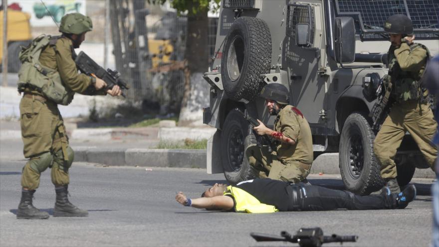 Soldados israelíes matan a un palestino en la ciudad de Al-Jalil (Hebrón).