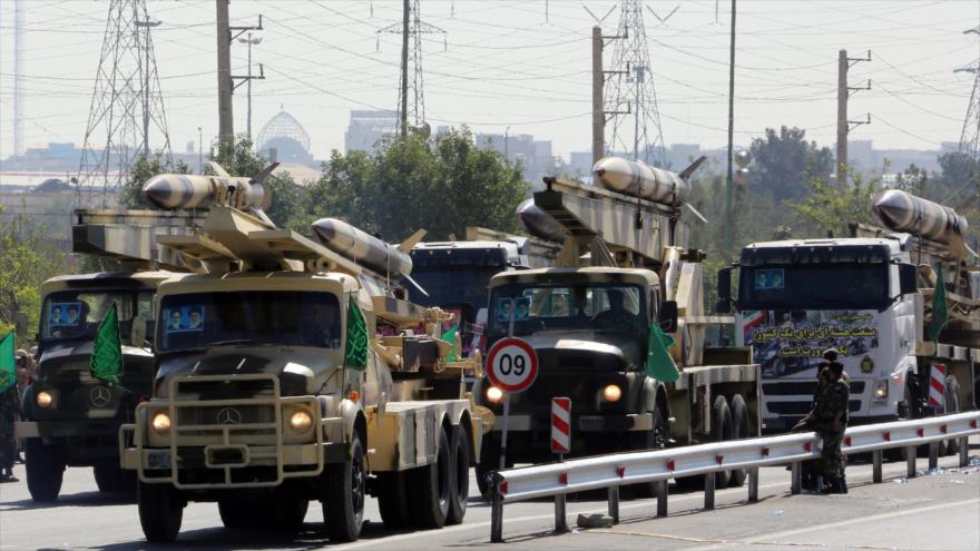 Camiones militares de Irán llevan misiles de fabricación nacional durante un desfile en Teherán (capital).