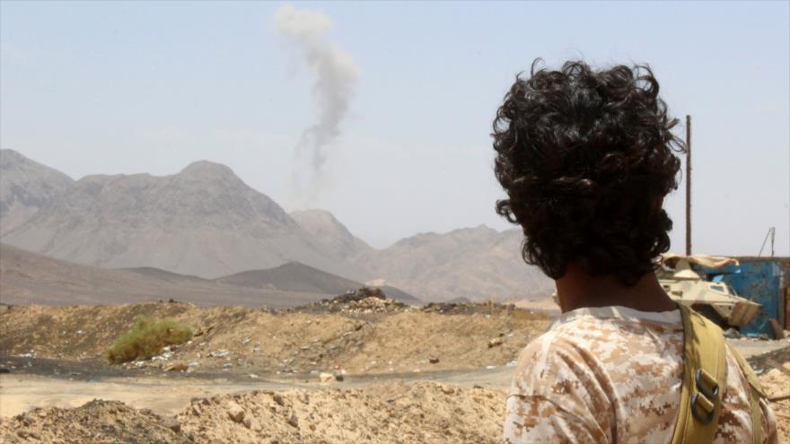 Un yemení observa la columna de humo que ha dejado tras de sí un ataque aéreo saudí en Maarib (centro-oeste de Yemen).