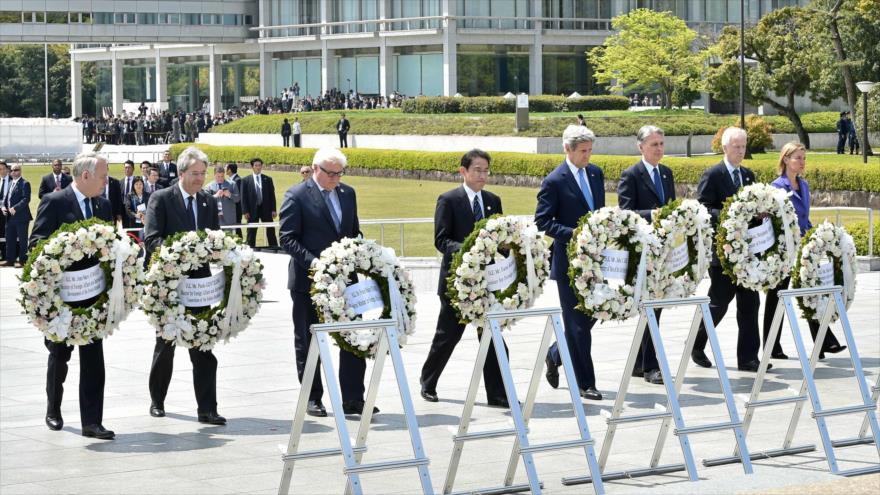 Ofrenda floral en memoria de las víctimas del bombardeo atómico estadounidense en el Parque de la Paz de Hiroshima, Japón, 11 de abril de 2016.