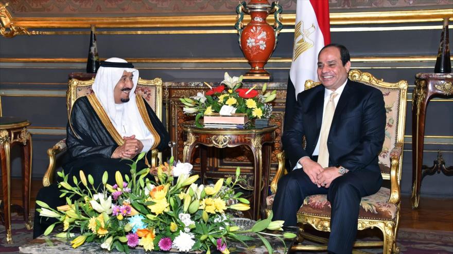 El rey de Arabia Saudí, Salmán bin Abdulaziz (izda.), y el presidente egipcio, Abdel Fatah al-Sisi, en el palacio de Abdeen en El Cairo (capital de Egipto), 9 de abril de 2016.