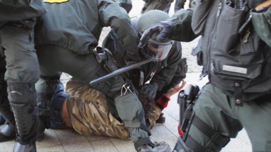Agentes antidisturbios alemanes reducen a un manifestante tras enfrentamientos entre simpatizantes prokurdos y partidarios del Gobierno turco, 10 de abril de 2016.