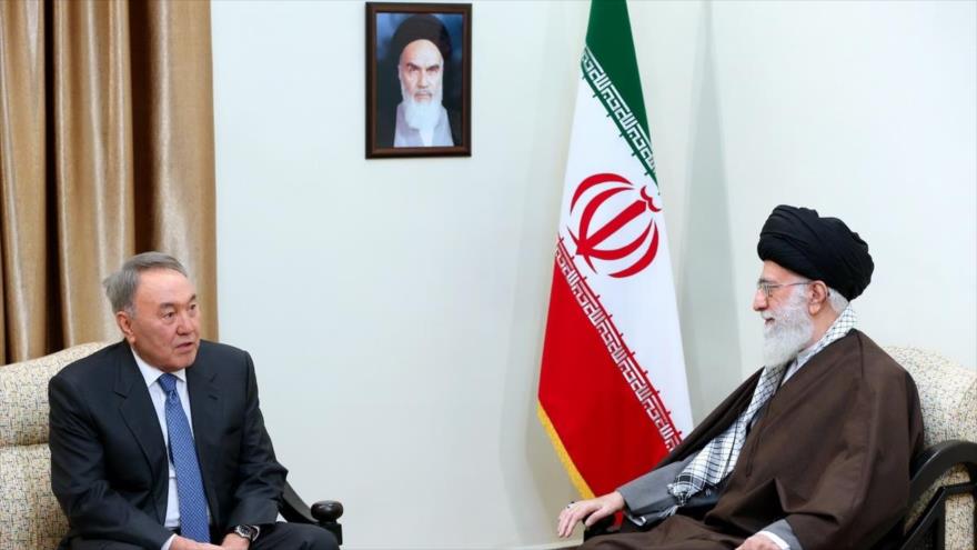 El Líder de la Revolución Islámica de Irán, el ayatolá Seyed Ali Jamenei (derecha), recibe al presidente kazajo, Nursultan Nazarbayev, en Teherán, capital iraní, 11 de abril de 2016.