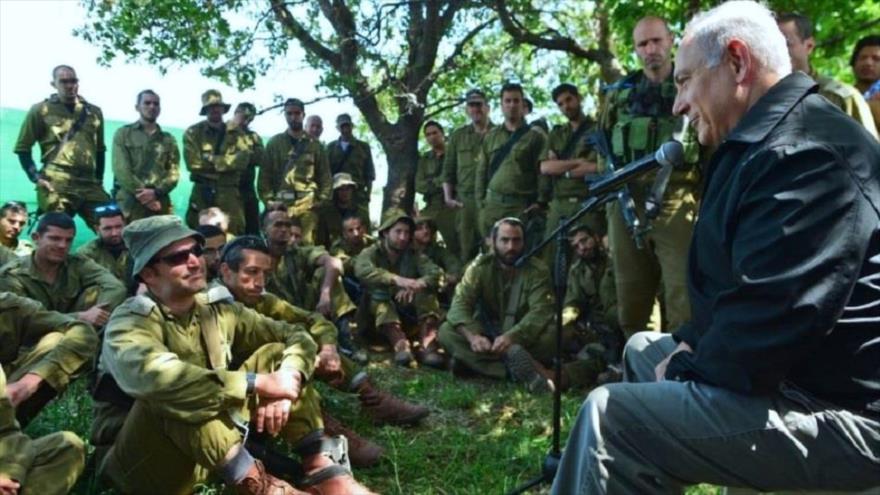 El primer ministro israelí, Benyamin Netanyahu, en una reunión con los militares israelíes en altos del Golán, 11 de abril de 2016.