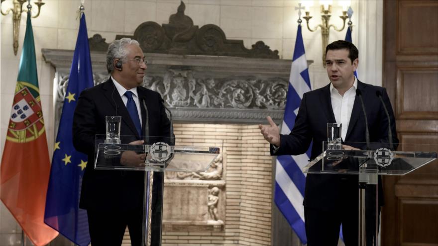 El primer ministro de Grecia, Alexis Tsipras (dcha), ofrece un discurso durante una rueda de prensa conjunta con su homólogo portugués Antonio Costa, en la capital helena, Atenas. 11 de abril de 2016