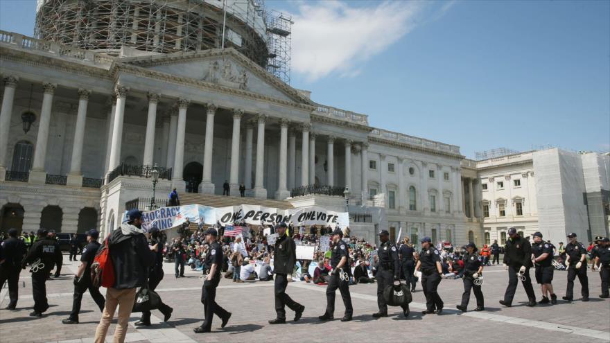 Policía de EEUU detiene a 400 manifestantes contra la corrupción y el papel del dinero en la política
