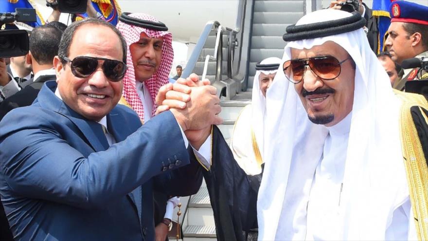 El rey saudí, Salman Abdelaziz Al Saud (decha), y el presidente egipcio, Abdel Fatah al-Sisi.