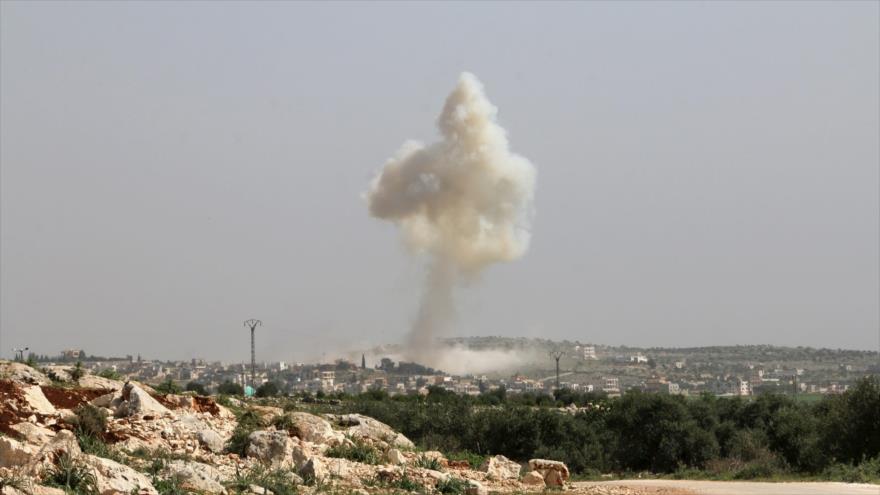 Columna de humo provocada como consecuencia de un ataque aéreo contra la ciudad Turmanin, en la provincia noroccidental de Latakia, controlada por los grupos terroristas.