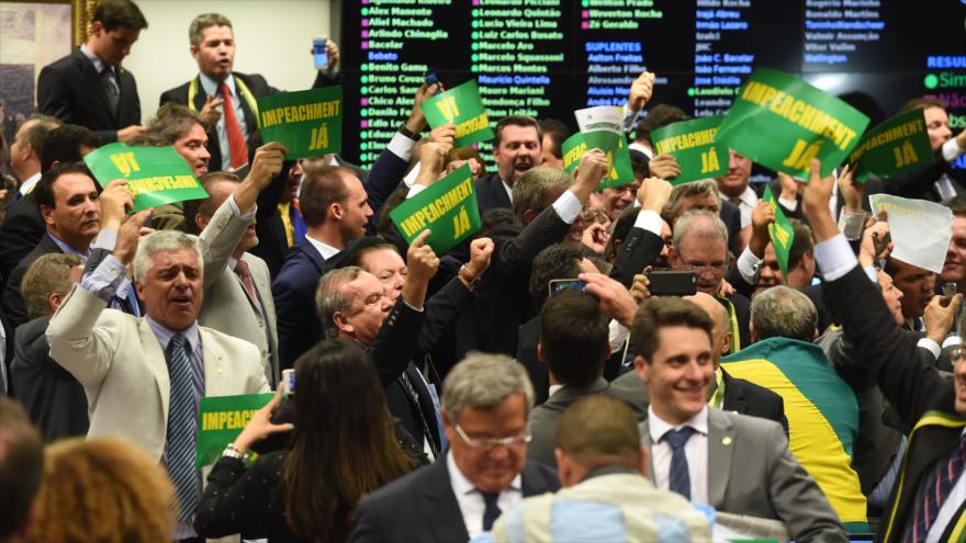 Miembros del comité del proceso de destitución celebran en el Congreso Nacional de Brasil la votación sobre el destino de la presidenta Dilma Rousseff, 11 de abril de 2016.
