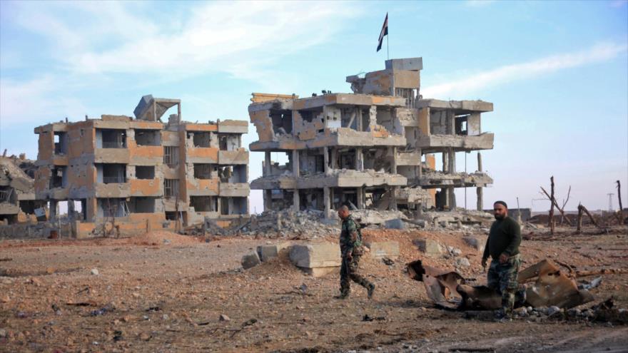 Soldados del Ejército sirio patrullan en la ciudad de Deir Hafer, en la provincia noroccidental de Alepo.