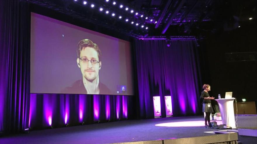 El exempleado de la Agencia Central de Inteligencia (CIA) de EEUU, Edward Snowden, ofrece discurso por videoconferencia en la universidad sueca de Gotemburgo.